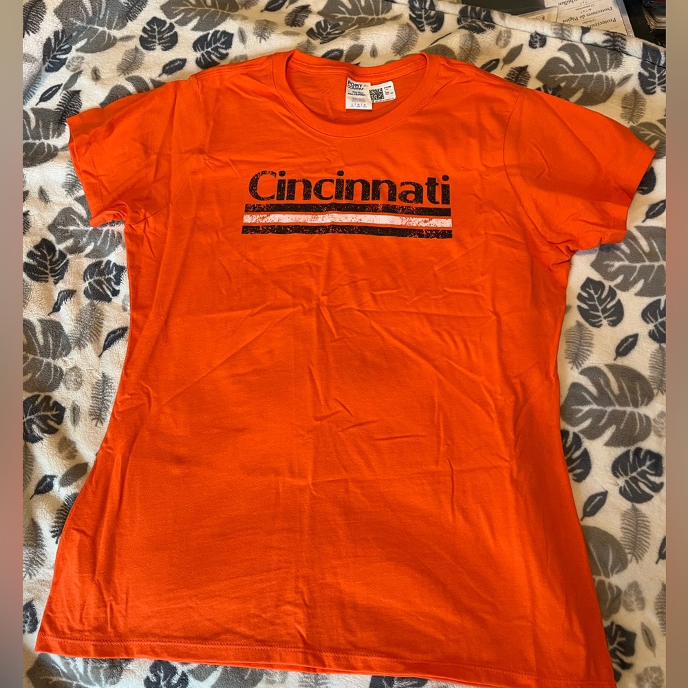 🪆5/$25🪆Women’s large Cincinnati T-shirt